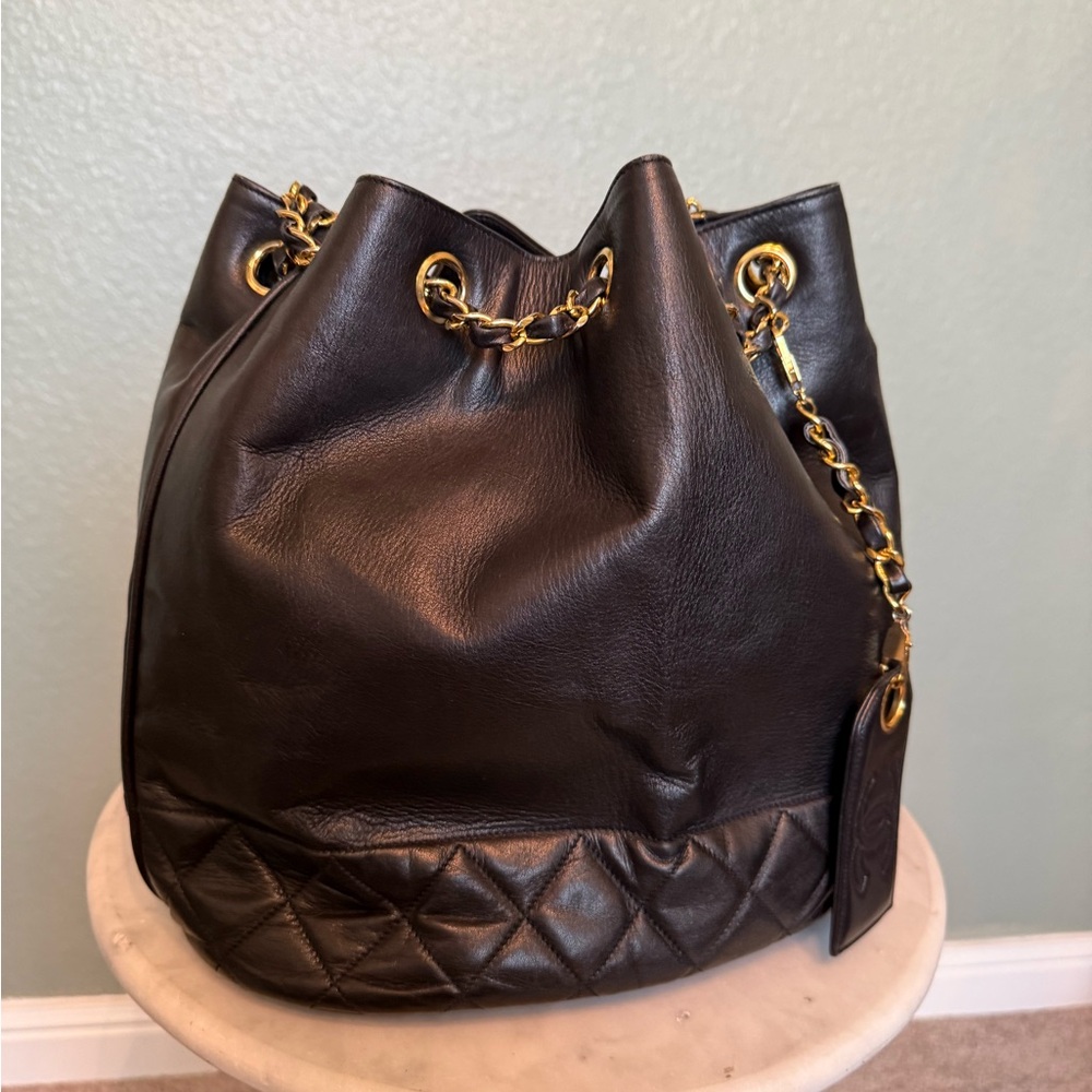 Luxury Black Leather Drawstring Shoulder Bag with Gold Chain